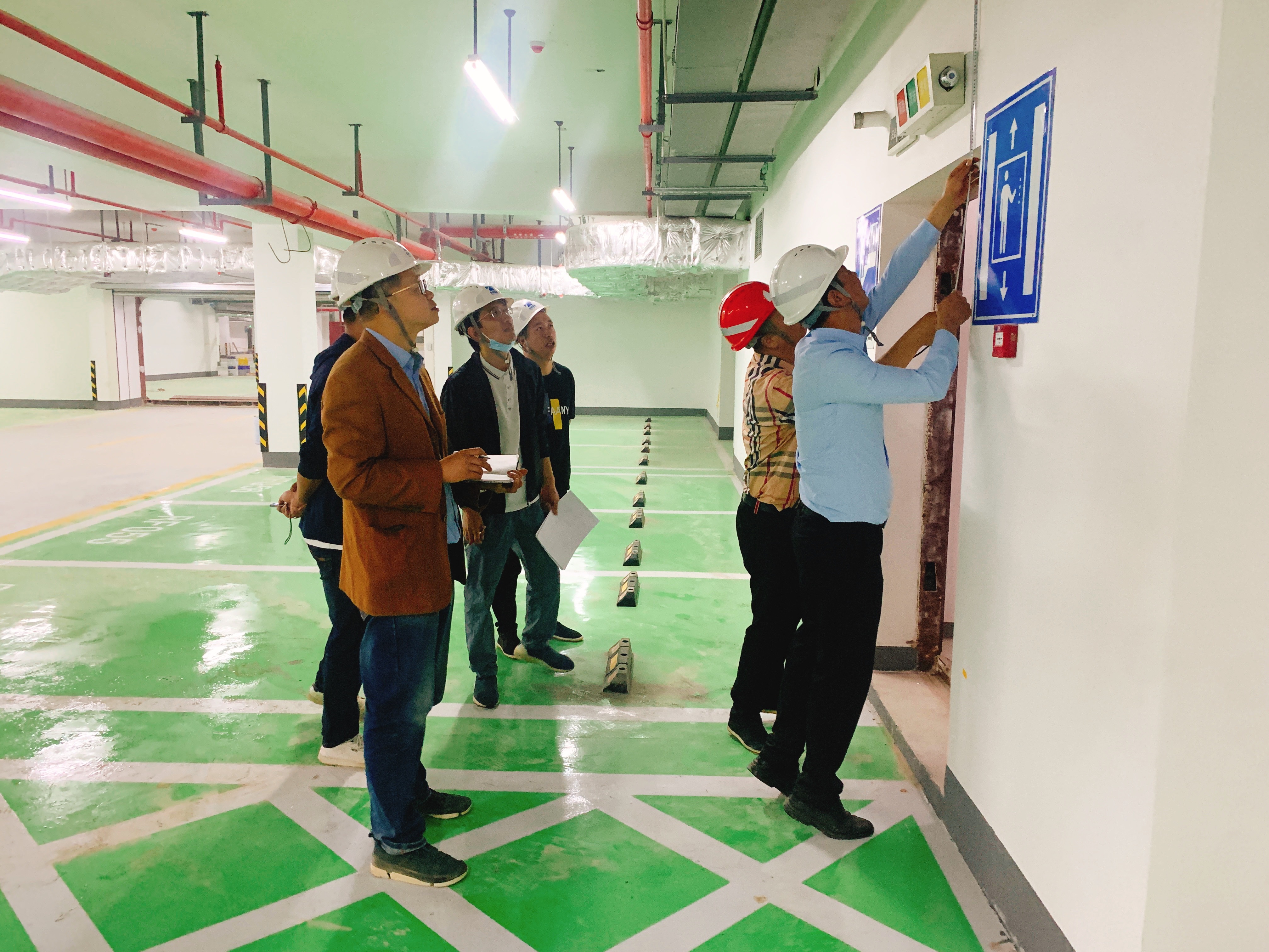 1652861445914050.jpg 圖為工程骨干排查現(xiàn)場(chǎng)1.jpg