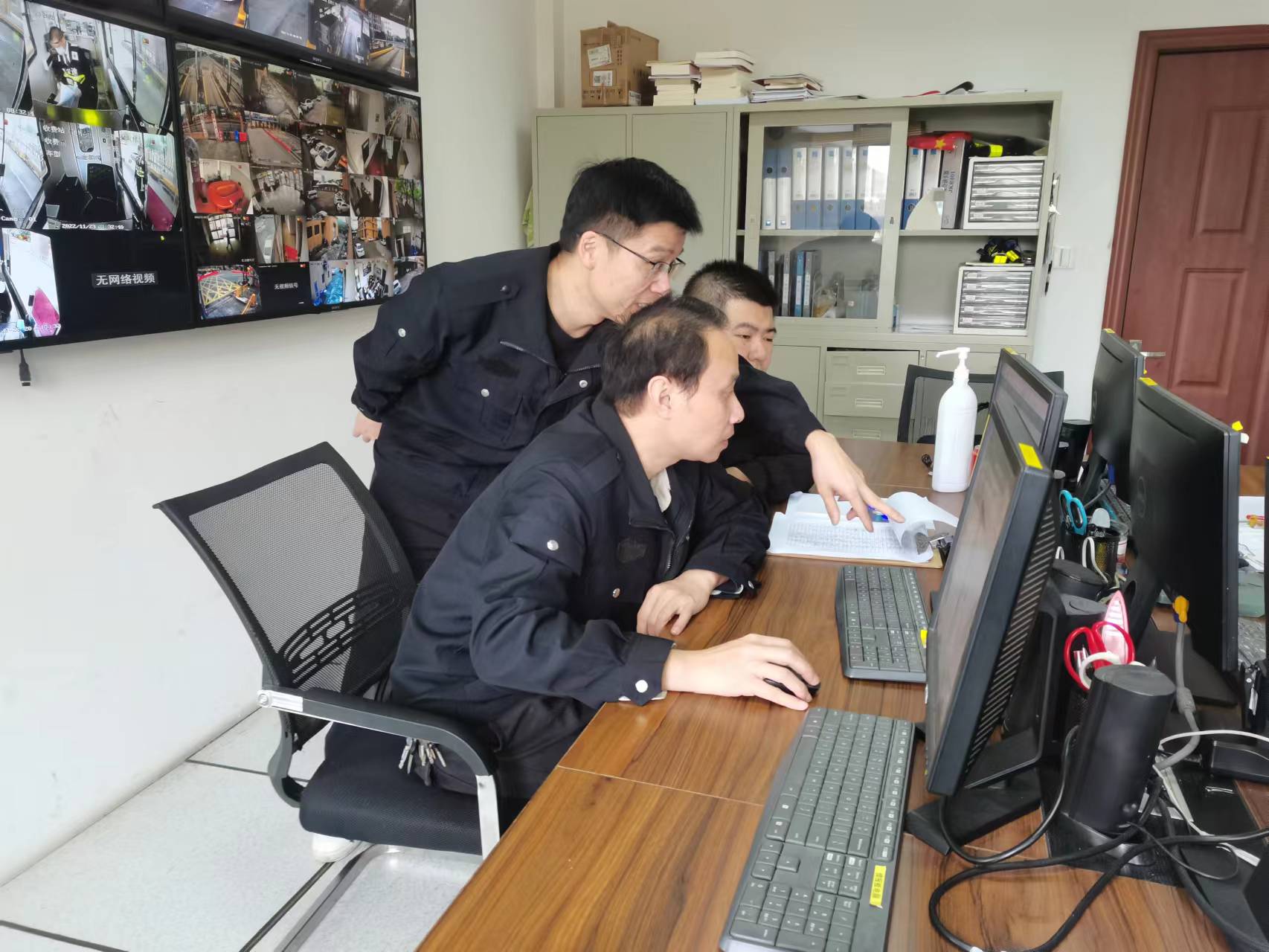 1669189335112785.jpg 圖為工作人員對內網計算機安裝新殺毒軟件.jpg