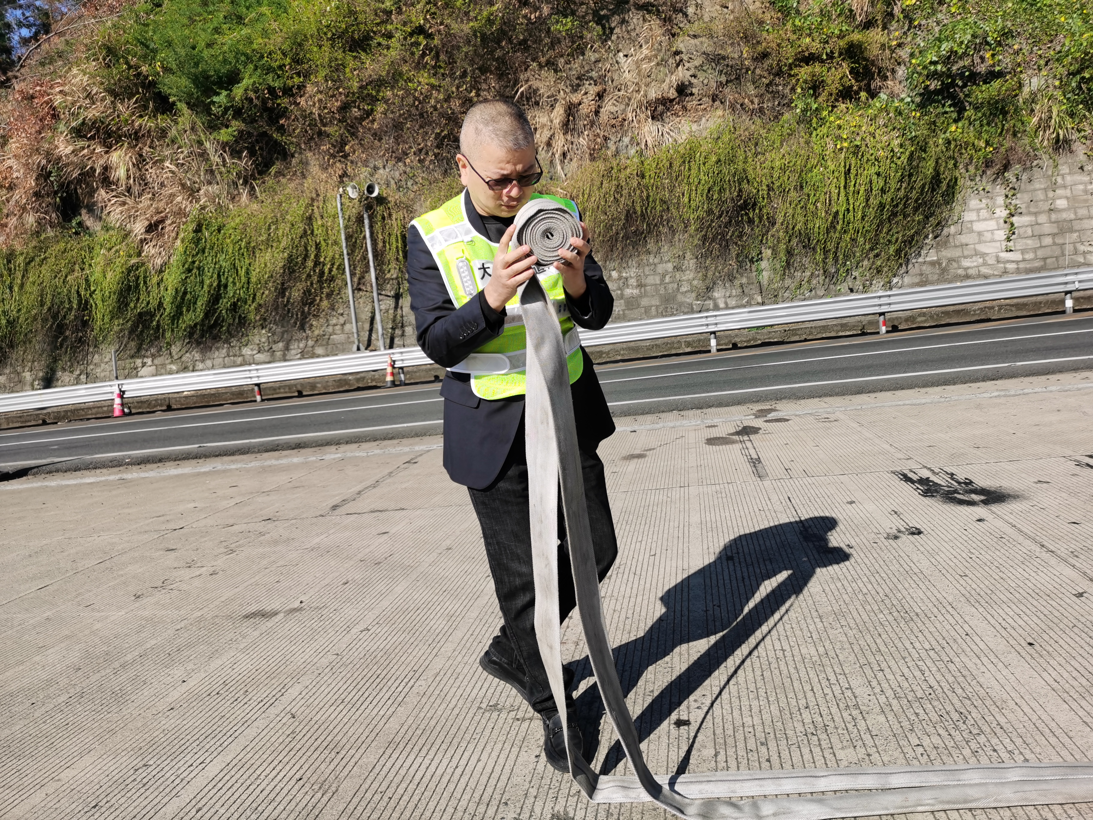 1669620399406394.jpg 金衛軍在安全檢查時整理消防水帶 陳智慧攝.jpg