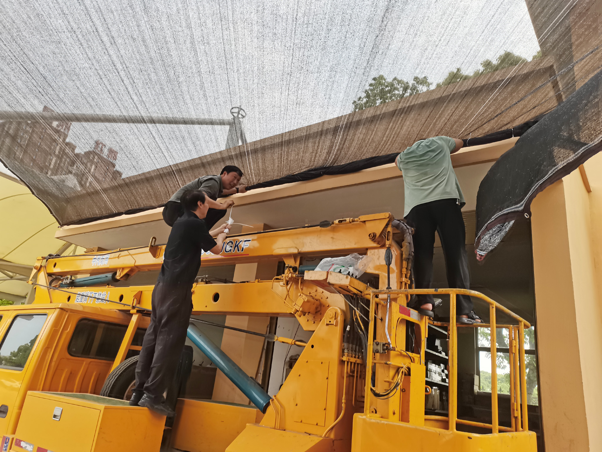 1686011301219412.jpg 圖為正在安裝遮陽網(wǎng).jpg