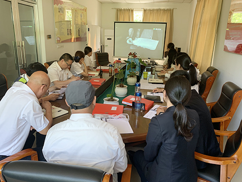 圖為與會人員觀看《驕傲》廉政微視頻 王娟攝。.jpg